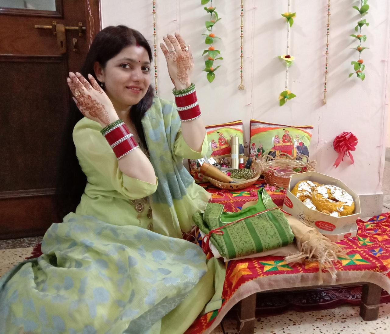 पंजाबी बाग में अपने निवास स्थान पर तीज का त्योहार मनाती नेहा वालिया पंजाबी बाग में अपने निवास स्थान पर तीज का त्योहार मनाती नेहा वालिया