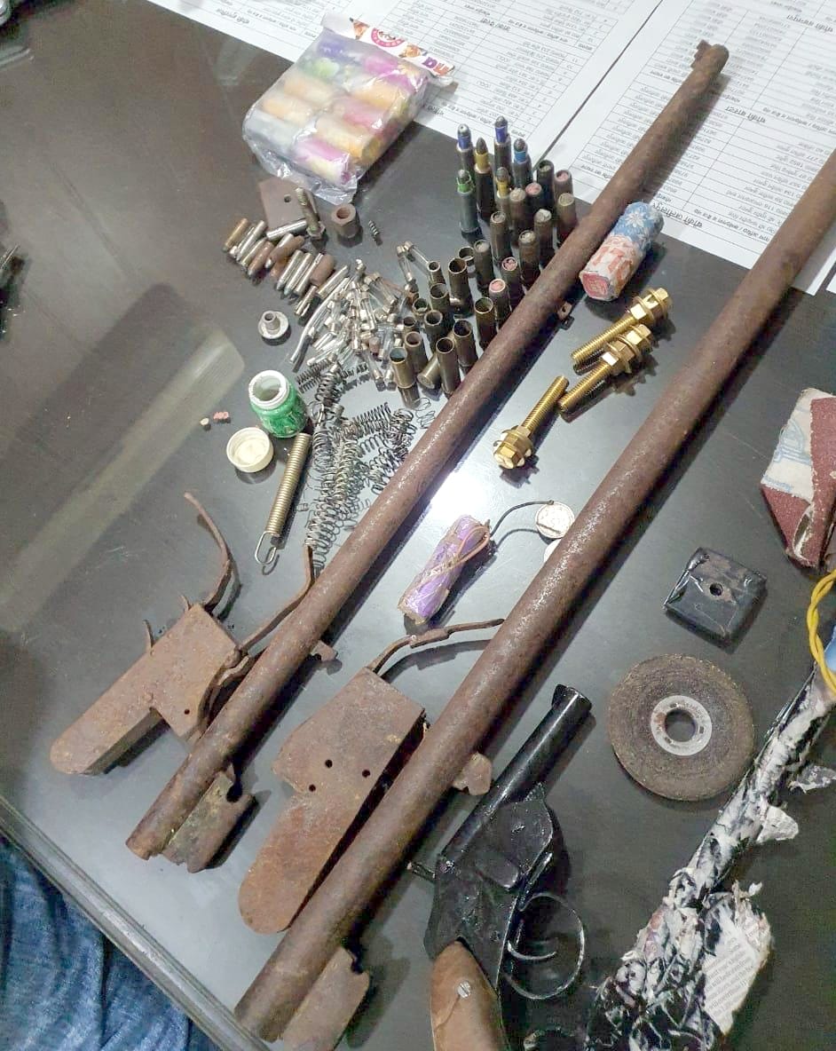 बिजनौर पुलिस लाइन में चांदपुर क्षेत्र में अवैध शस्त्र बनाने की फैक्टरी में पकड़ा गया सामान।