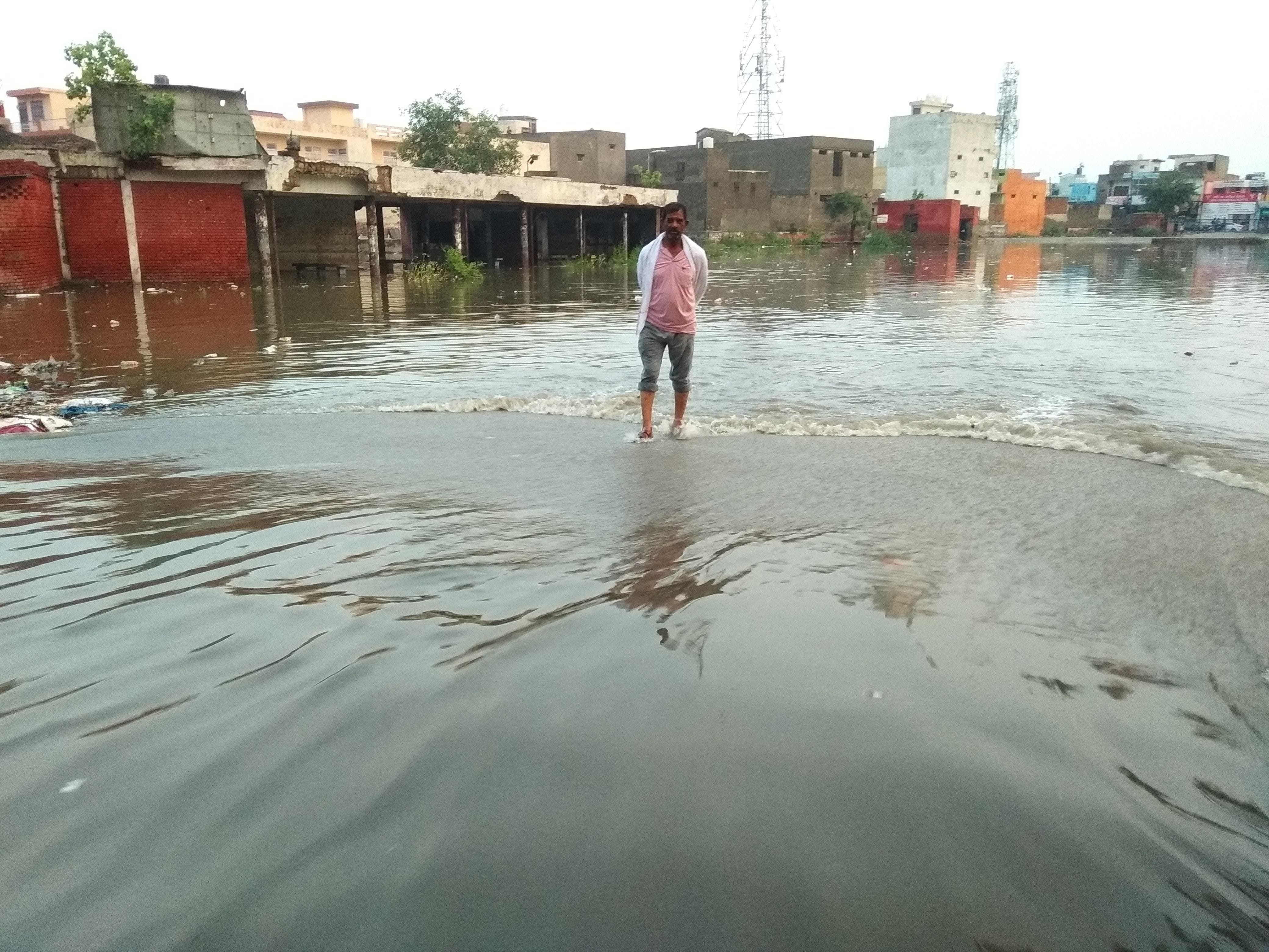 पुराने बस स्टैंड में भरा पानी। पुराने बस स्टैंड में भरा पानी।