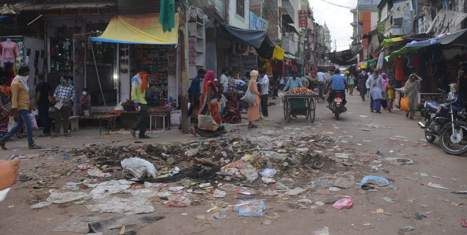 शहर के मुख्य बाजार में गंदगी का ढेर। शहर के मुख्य बाजार में गंदगी का ढेर।