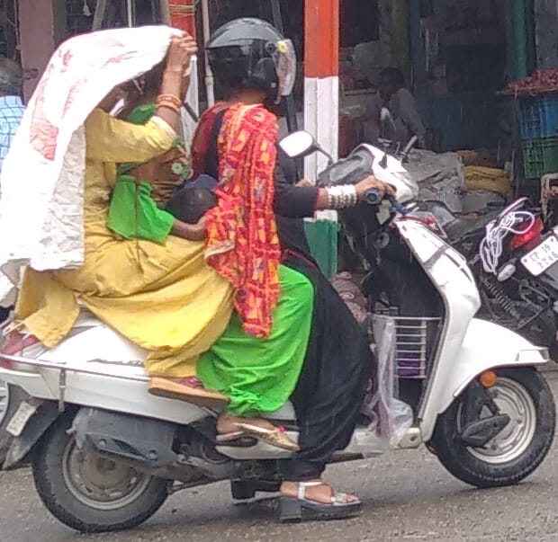 Drizzle and wind blows in the afternoon. Drizzle and wind blows in the afternoon.