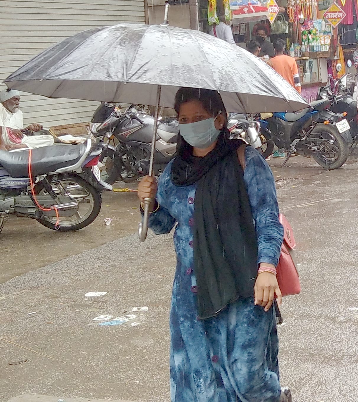 शामली बरसात में छाता लगा कर गुजरती महिला शामली बरसात में छाता लगा कर गुजरती महिला