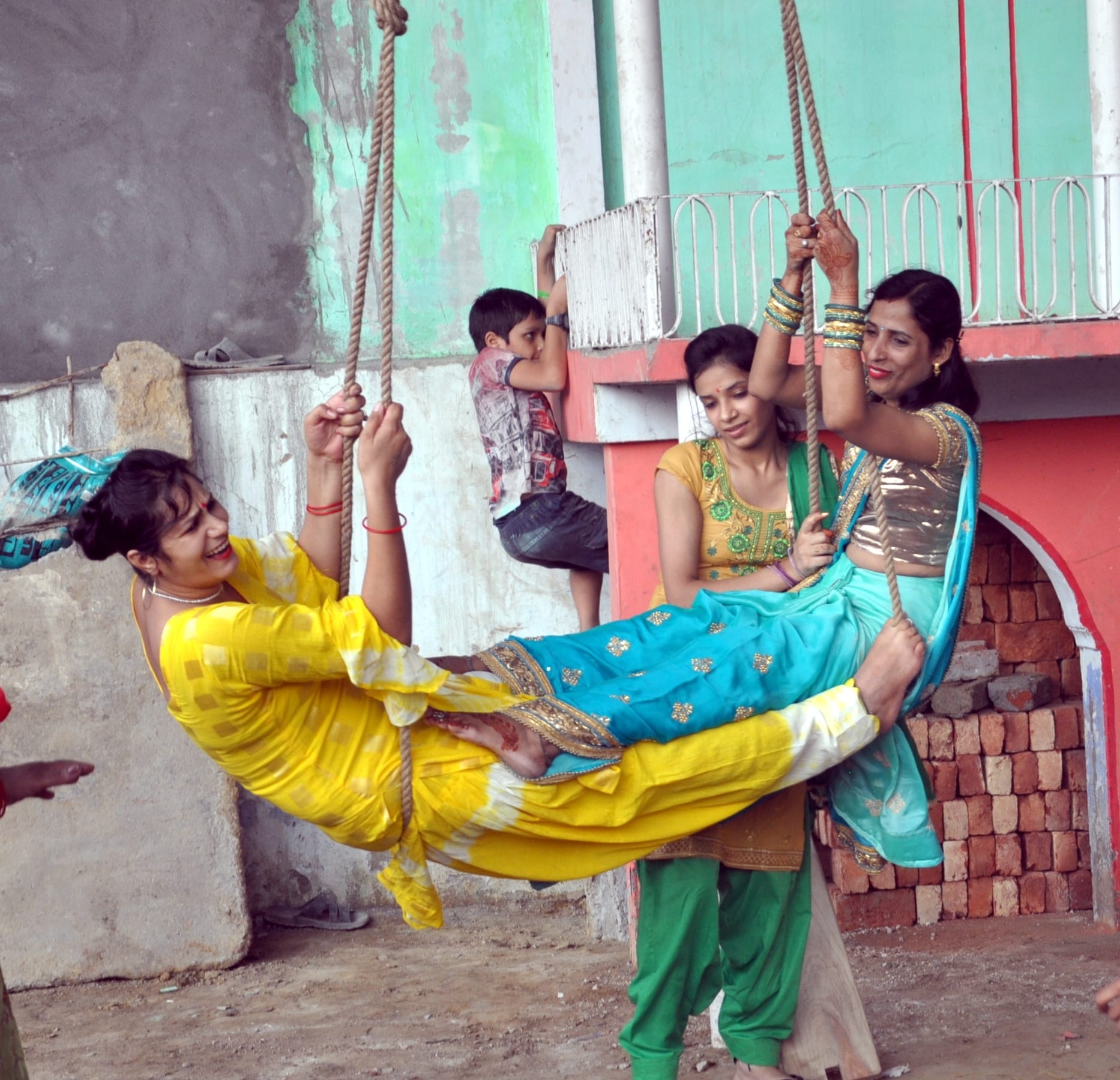 शामली स्थित हनुमान धाम पर हरियाली तीज पर झूला झुलतीं महिलाएं। (फाइल फोटो) शामली स्थित हनुमान धाम पर हरियाली तीज पर झूला झुलतीं महिलाएं। (फाइल फोटो)