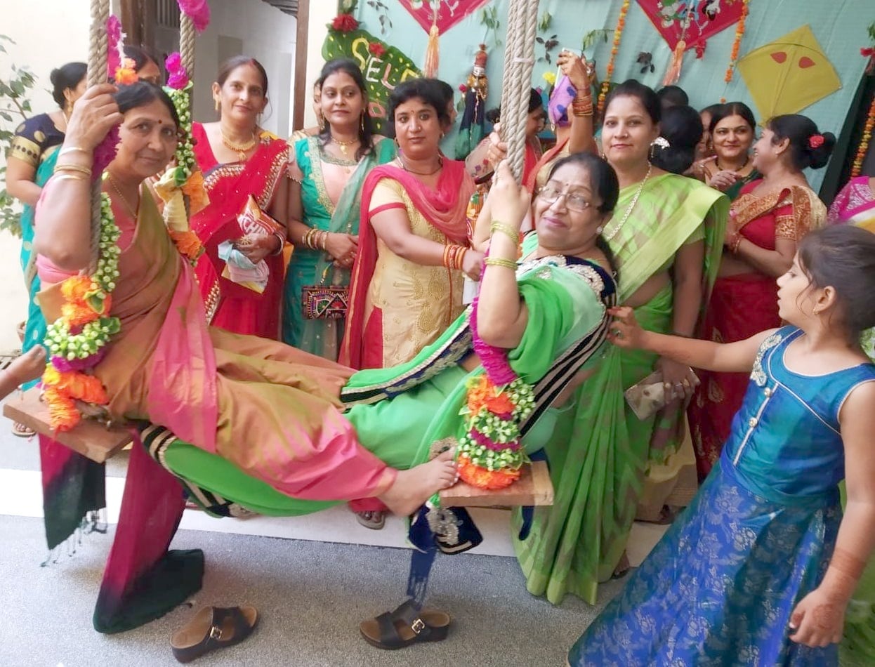 शामली स्थित हनुमान धाम पर हरियाली तीज पर झूला झूलतीं महिलाएं। (फाइल फोटो) शामली स्थित हनुमान धाम पर हरियाली तीज पर झूला झूलतीं महिलाएं। (फाइल फोटो)
