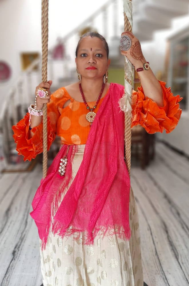 सहारनपुर में मंदाकिनी विहार में घर पर झूला झूलती महिला सहारनपुर में मंदाकिनी विहार में घर पर झूला झूलती महिला
