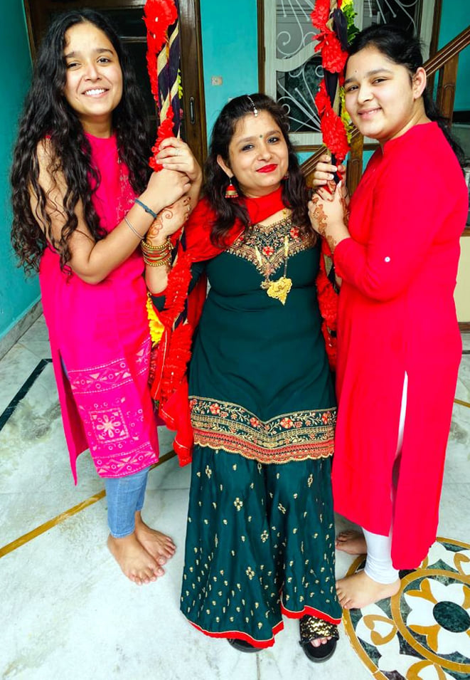 सहारनपुर के प्रदुमन नगर में तीज पर घर में झूला झूलती महिला और युवतियां सहारनपुर के प्रदुमन नगर में तीज पर घर में झूला झूलती महिला और युवतियां