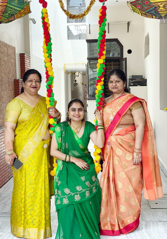 सहारनपुर में देहरादून रोड पर घर पर झूला झूलती महिलाएं सहारनपुर में देहरादून रोड पर घर पर झूला झूलती महिलाएं