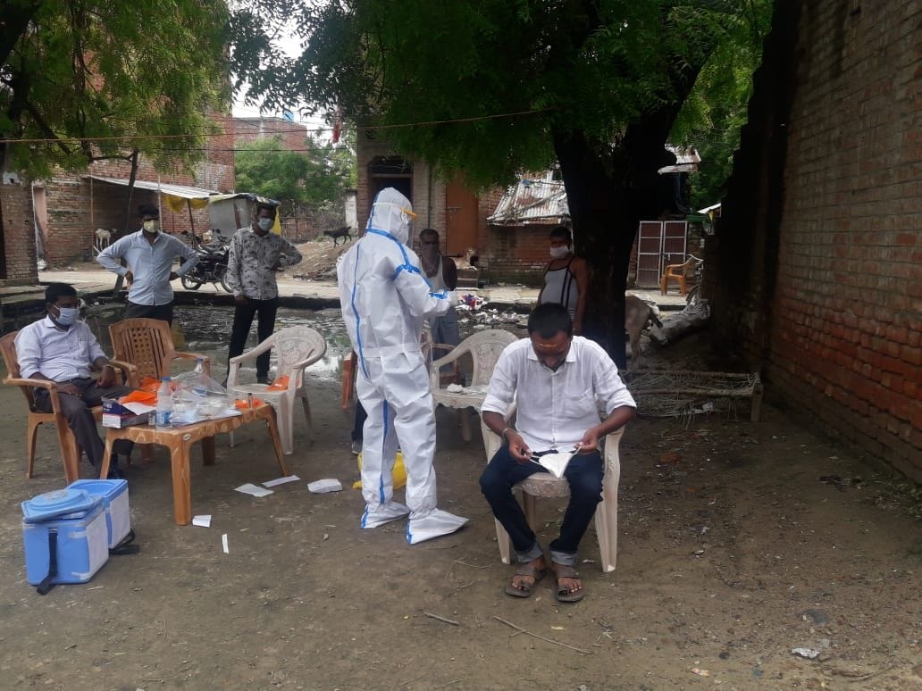 डेरवा में संदिग्ध का सेम्पल लेेेेते स्वास्थ्यकर्मी। डेरवा में संदिग्ध का सेम्पल लेेेेते स्वास्थ्यकर्मी।