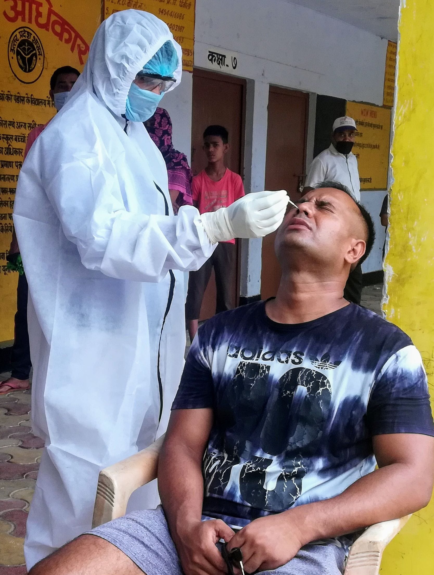 ढिकौली में जांच के लिए सैंपल लेता स्वास्थकर्मी। ढिकौली में जांच के लिए सैंपल लेता स्वास्थकर्मी।