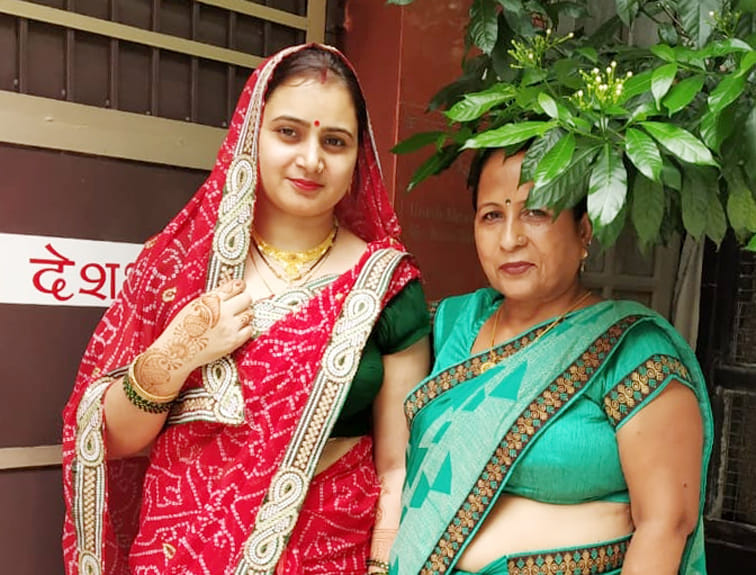हारनपुर में मौहल्ला शिवपुरी में घर पर तीज मनाती सोनम अपनी सास के साथ हारनपुर में मौहल्ला शिवपुरी में घर पर तीज मनाती सोनम अपनी सास के साथ