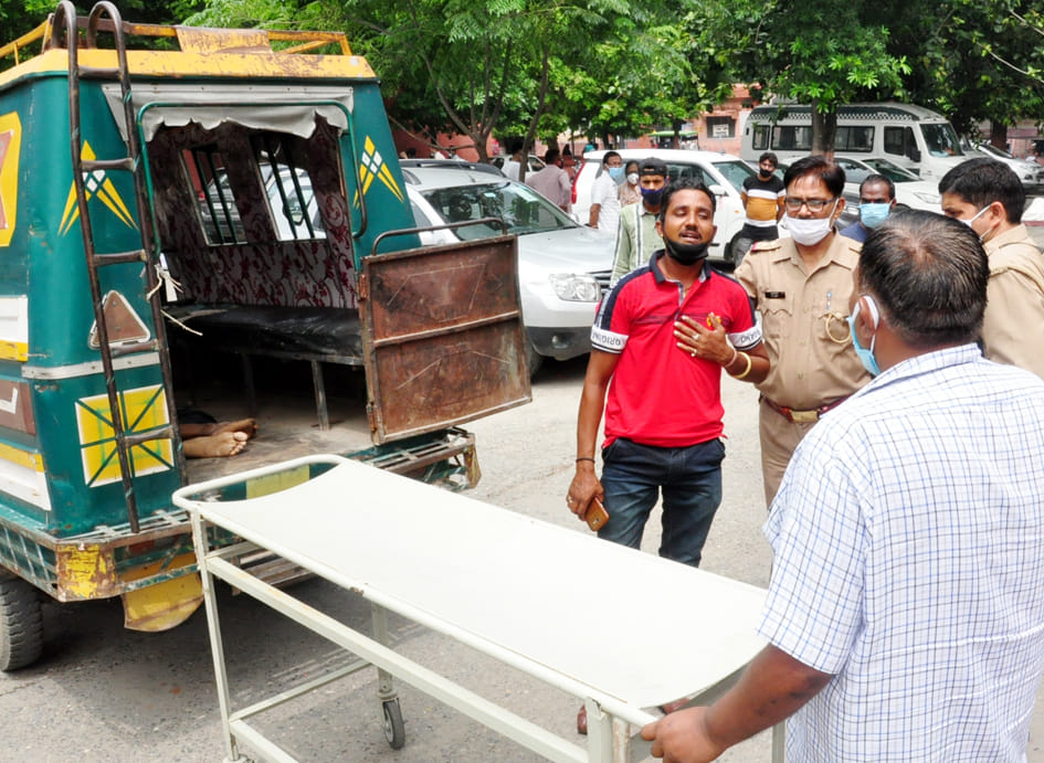 सहारनपुर कें हलालपुर में सड़क हादसे में मौत के बाद गमजदा परिजन सहारनपुर कें हलालपुर में सड़क हादसे में मौत के बाद गमजदा परिजन