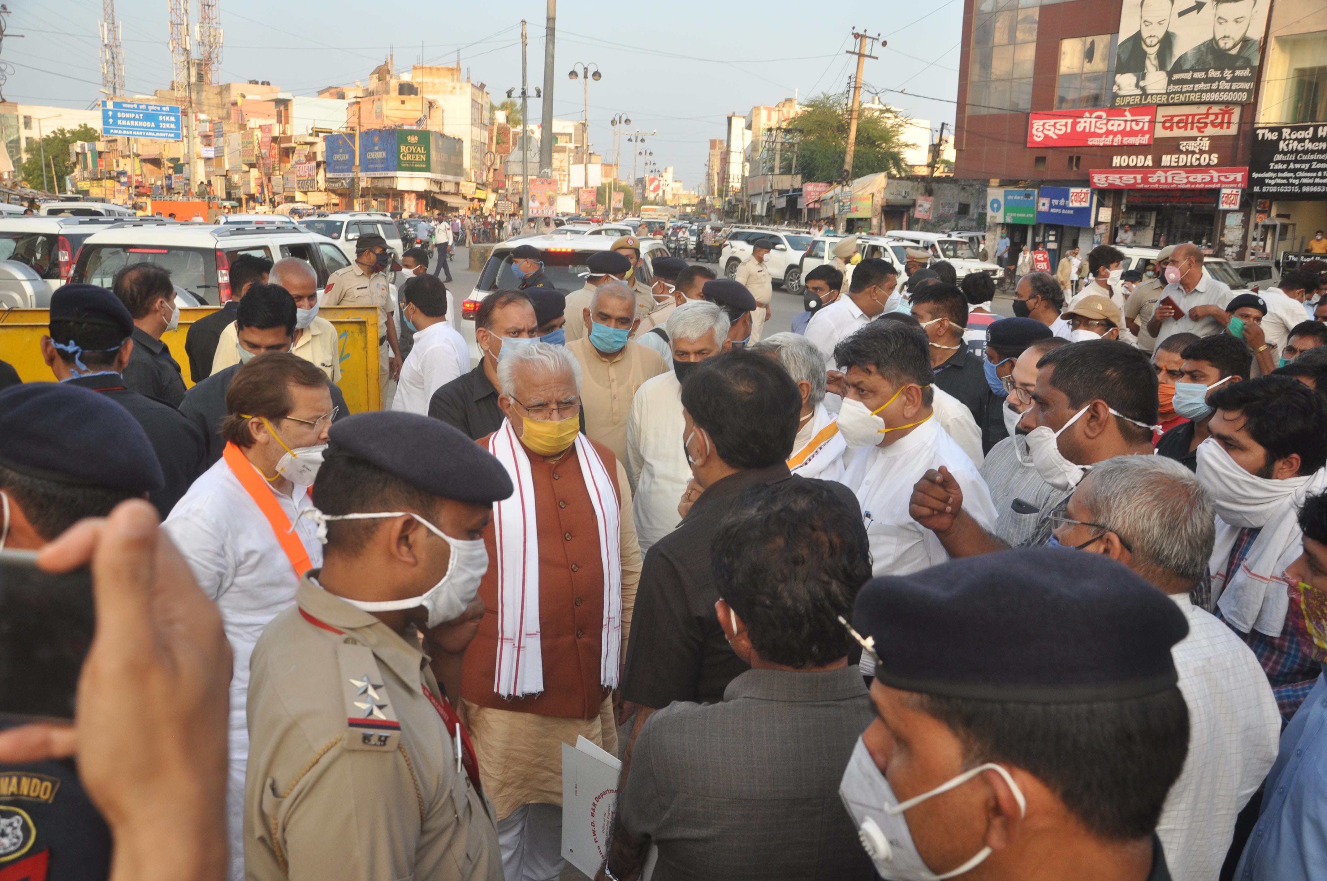 अधिकारियों से बातचीत करते सीएम मनोहरलाल। अधिकारियों से बातचीत करते सीएम मनोहरलाल।