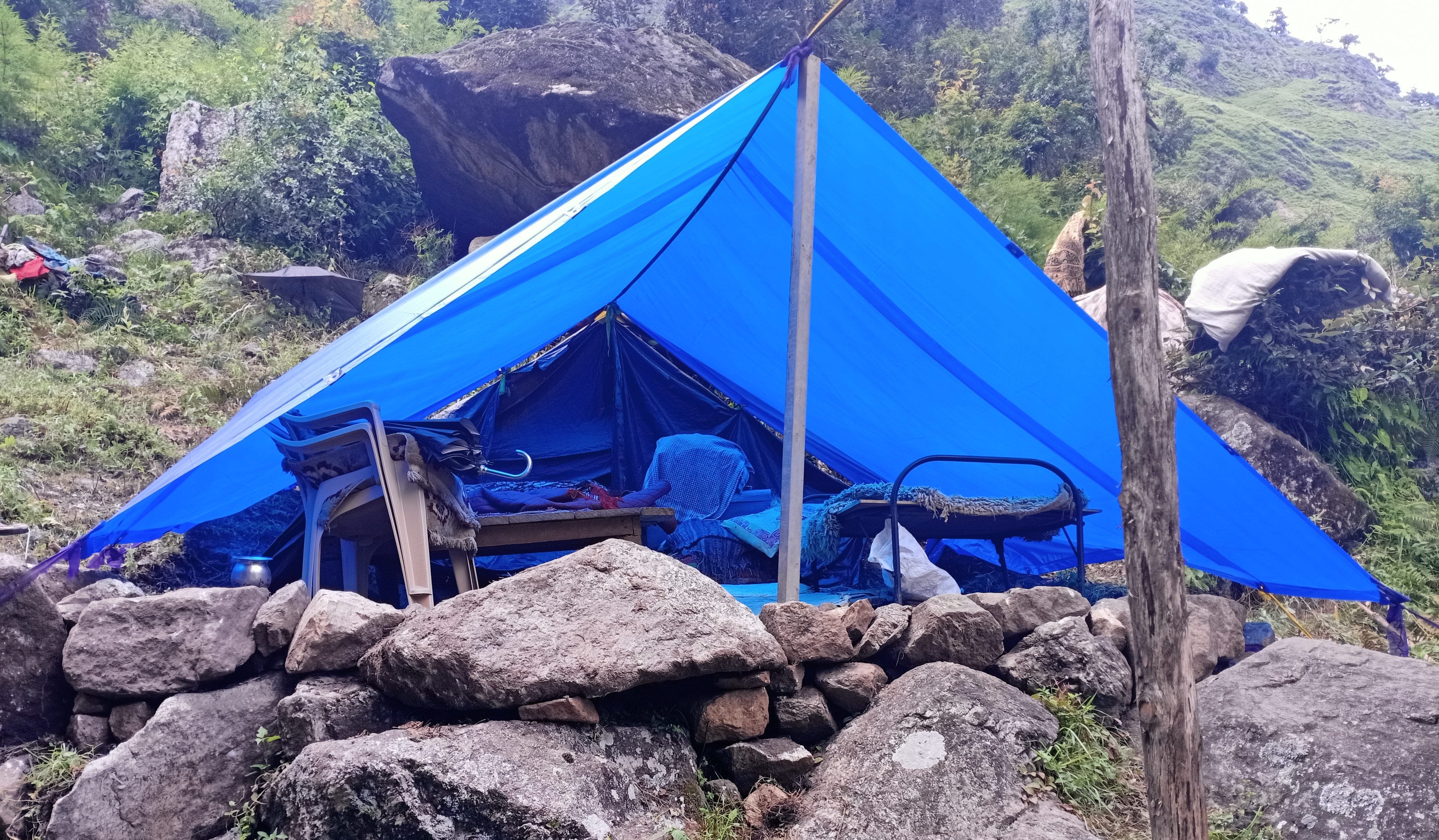 धापा गांव में आपदा प्रभावितों ने इसतरह टैंट में रखा है सामान। धापा गांव में आपदा प्रभावितों ने इसतरह टैंट में रखा है सामान।