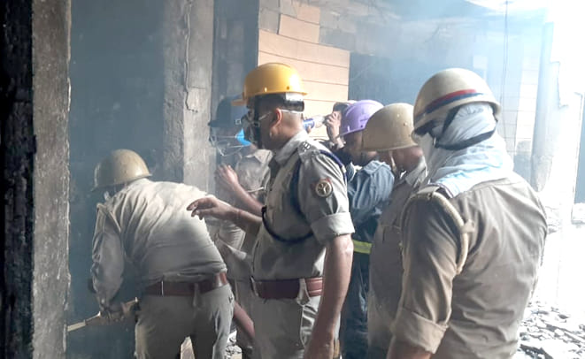 सहारनपुर के अंबाला रोड़ स्थित रिसोर्ट में लगी आग को बूझाते फायर कर्मी सहारनपुर के अंबाला रोड़ स्थित रिसोर्ट में लगी आग को बूझाते फायर कर्मी