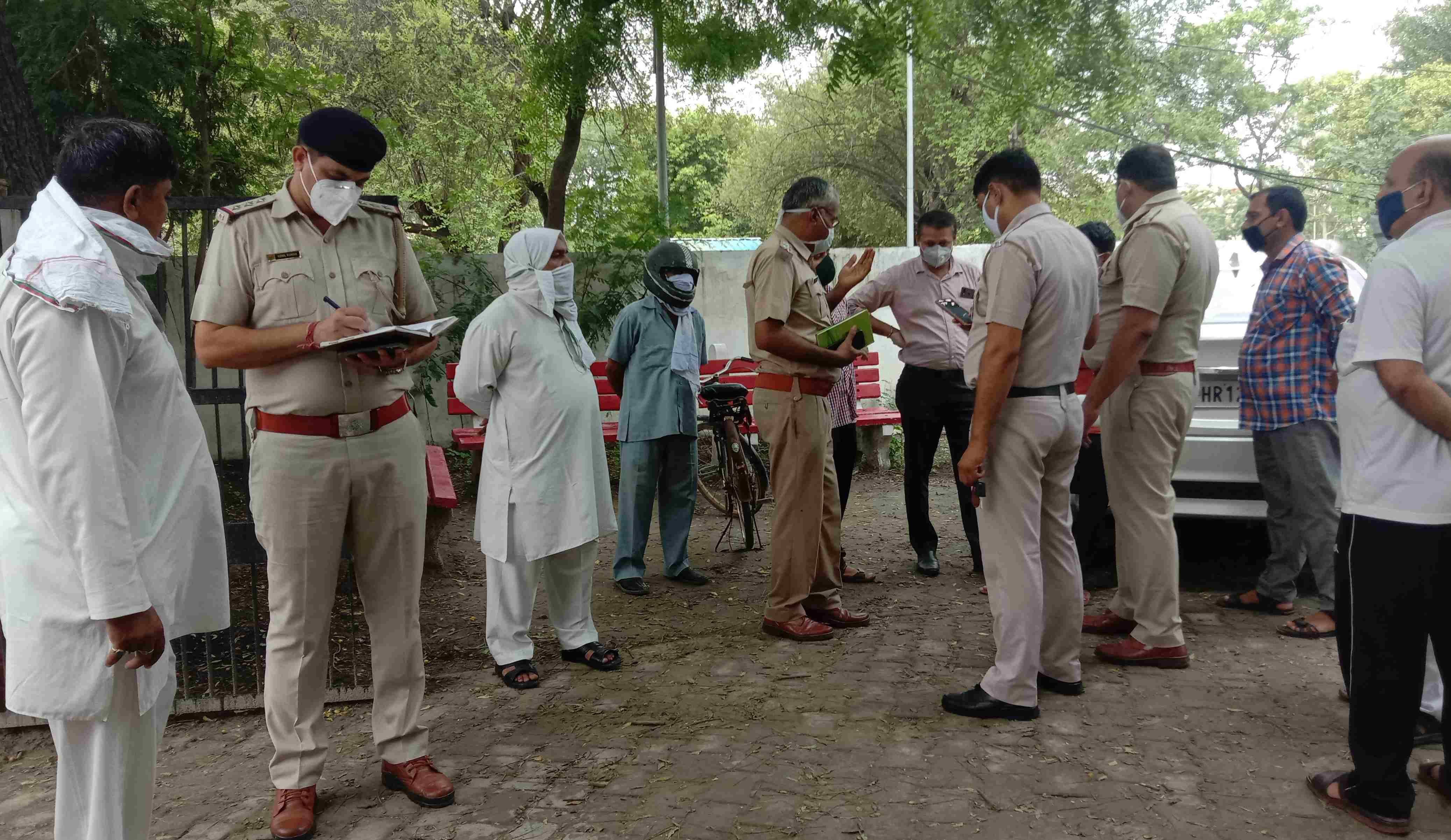 गांव शहजादपुर में युवक की हत्या के बाद सामान्य अस्पताल में शव का पोस्टमार्टम कराने पहुंचे परिजन ? गांव शहजादपुर में युवक की हत्या के बाद सामान्य अस्पताल में शव का पोस्टमार्टम कराने पहुंचे परिजन ?