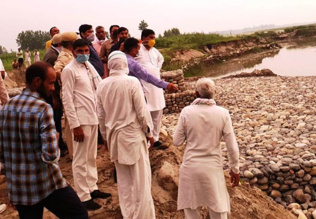 सहारनपुर:  गंगोह में यमुना नदी के किनारे पर बाढ़ बचाव कार्य की अधिकारियों एवं ग्रामीणों से जानकार