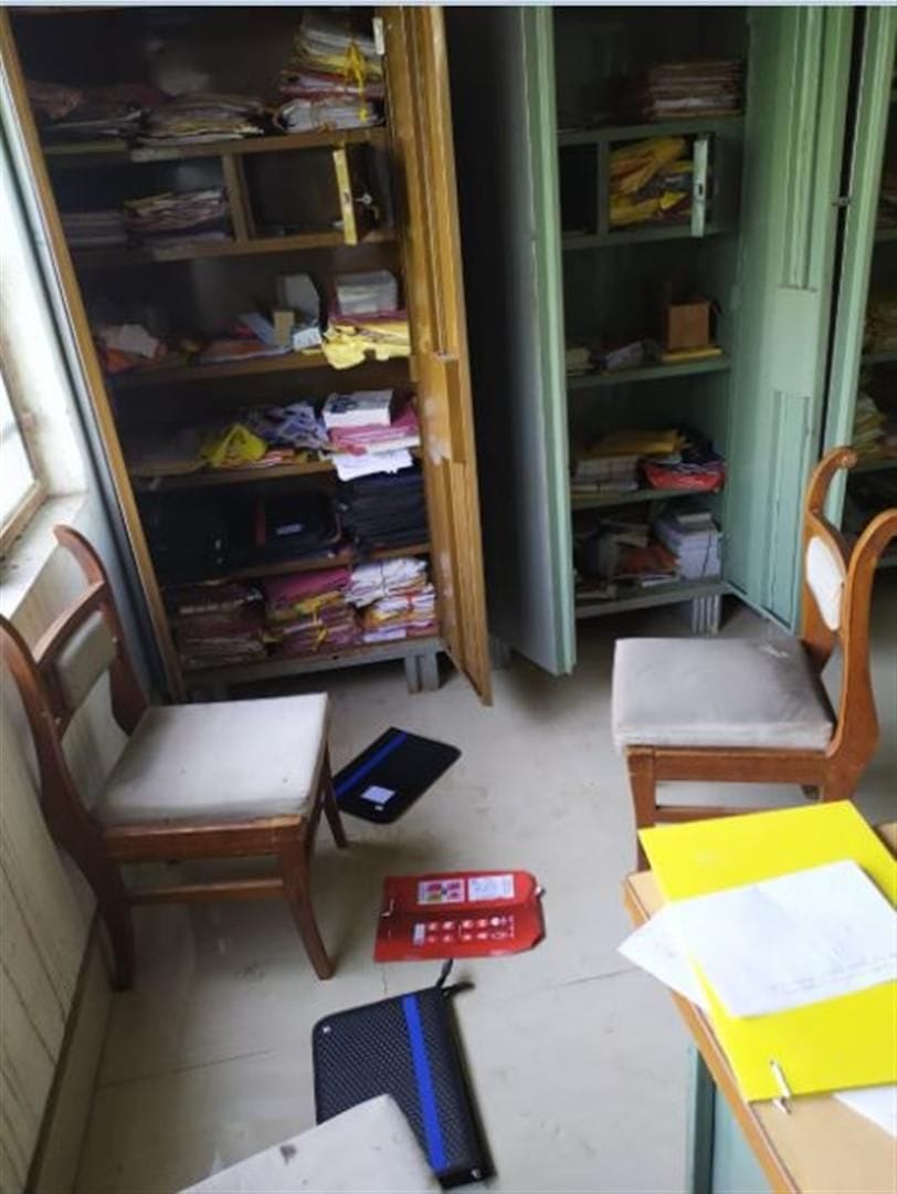 चोरी के बाद बिखरा खुला अलमारी का दरवाजा। चोरी के बाद बिखरा खुला अलमारी का दरवाजा।
