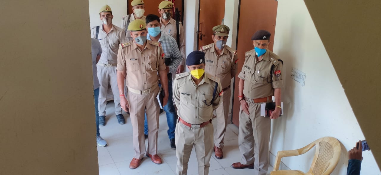 कदौरा थाने मैं जिस बेरिंग में सिपाही ने फांसी लगाई उसका निरीक्षण करते अपर पुलिस अधीक्षक अवधेश कु? कदौरा थाने मैं जिस बेरिंग में सिपाही ने फांसी लगाई उसका निरीक्षण करते अपर पुलिस अधीक्षक अवधेश कु?