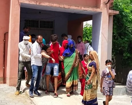 रोते बिलखते परिजन रोते बिलखते परिजन