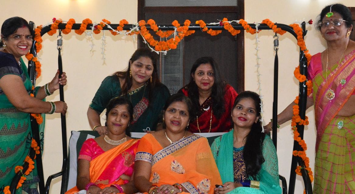 नई मंडी के कंबलवाला बाग में हरियाली तीज पर घरों में झूला झूलती महिलाएं । नई मंडी के कंबलवाला बाग में हरियाली तीज पर घरों में झूला झूलती महिलाएं ।