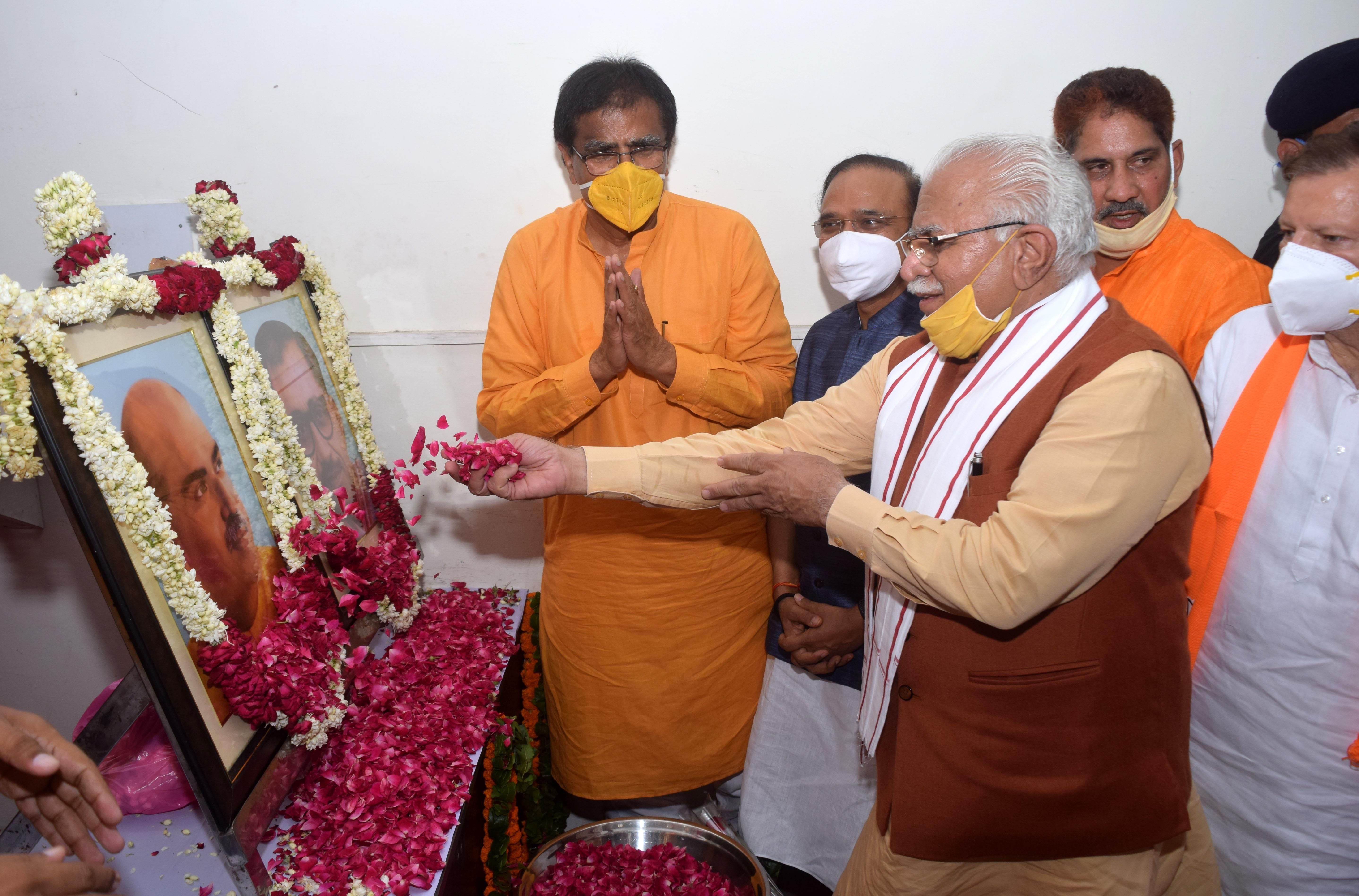 श्यामा प्रसाद मुखर्जी के चित्र पर पुष्पांजली अर्पित करते मुख्य मंत्री मनोहर लाल साथ में नवनियु श्यामा प्रसाद मुखर्जी के चित्र पर पुष्पांजली अर्पित करते मुख्य मंत्री मनोहर लाल साथ में नवनियु