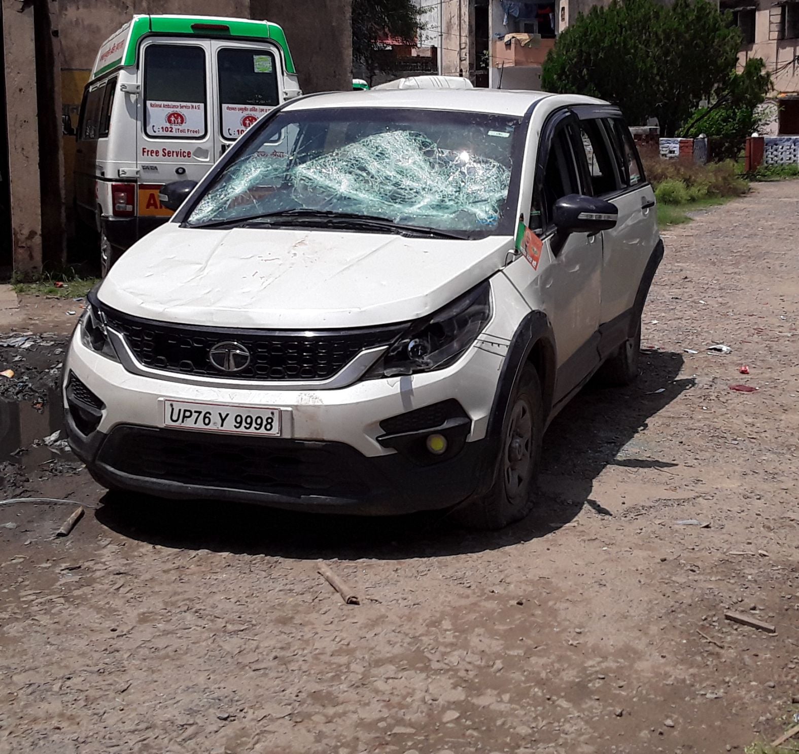 लोहिया अस्पताल परिसर में खड़ी कार के टूटे शीशे। संवाद लोहिया अस्पताल परिसर में खड़ी कार के टूटे शीशे। संवाद