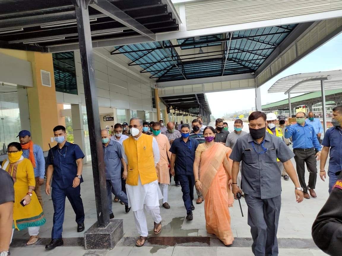 योगनगरी रेलवे स्टेशन का निरीक्षण करने पहुंचे सीएम त्रिवेन्द्र सिंह रावत, मेयर अनिता ममगाईं। 