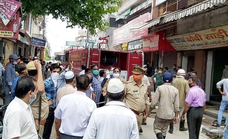 रायवाला कपड़ा मार्केट में साड़ी की दुकान में लगी आग को बूझाते फायर कर्मी जमा भीड़ रायवाला कपड़ा मार्केट में साड़ी की दुकान में लगी आग को बूझाते फायर कर्मी जमा भीड़