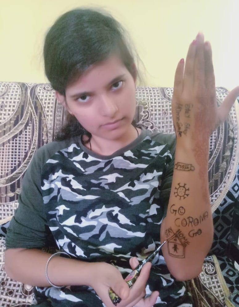 हरियाली तीज पर शामली में कोरोना से संबंधित स्लोगन मेहंदी से हाथों पर लिखकर जागरूक करती किशोरी। हरियाली तीज पर शामली में कोरोना से संबंधित स्लोगन मेहंदी से हाथों पर लिखकर जागरूक करती किशोरी।