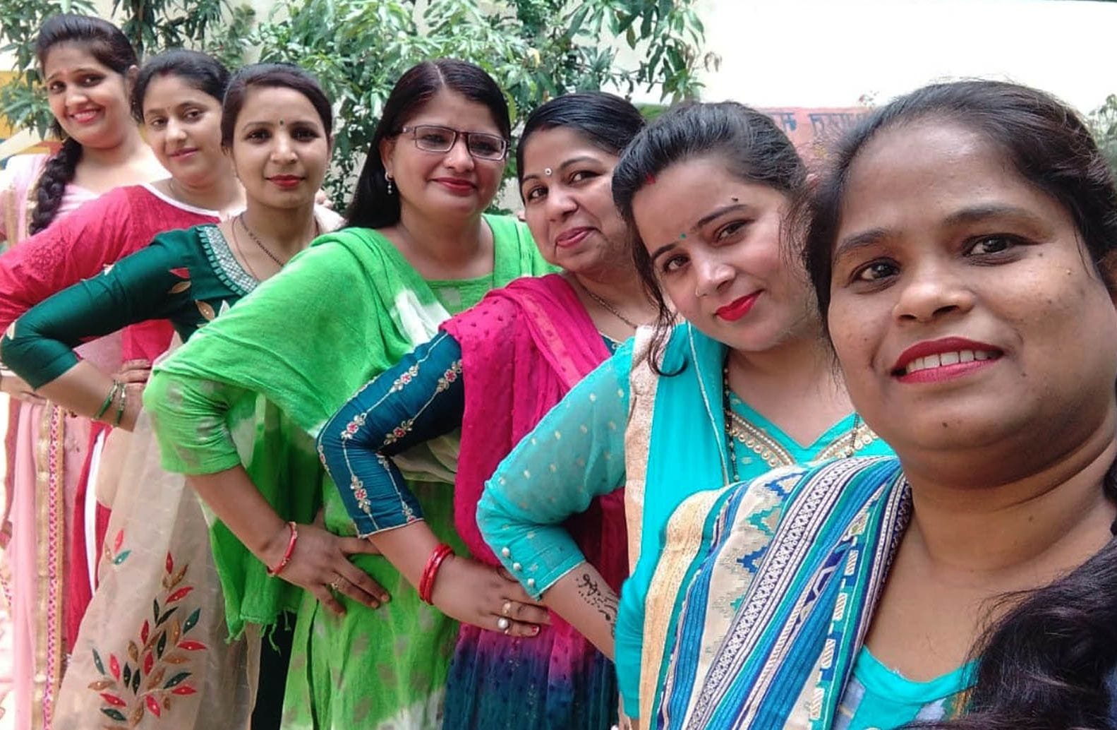 हरियाली तीज पर चरथावल में सेल्फी लेतीं कस्तूरबा गांधी आवासीय बालिका विद्यालय में शिक्षिकाएं। हरियाली तीज पर चरथावल में सेल्फी लेतीं कस्तूरबा गांधी आवासीय बालिका विद्यालय में शिक्षिकाएं।