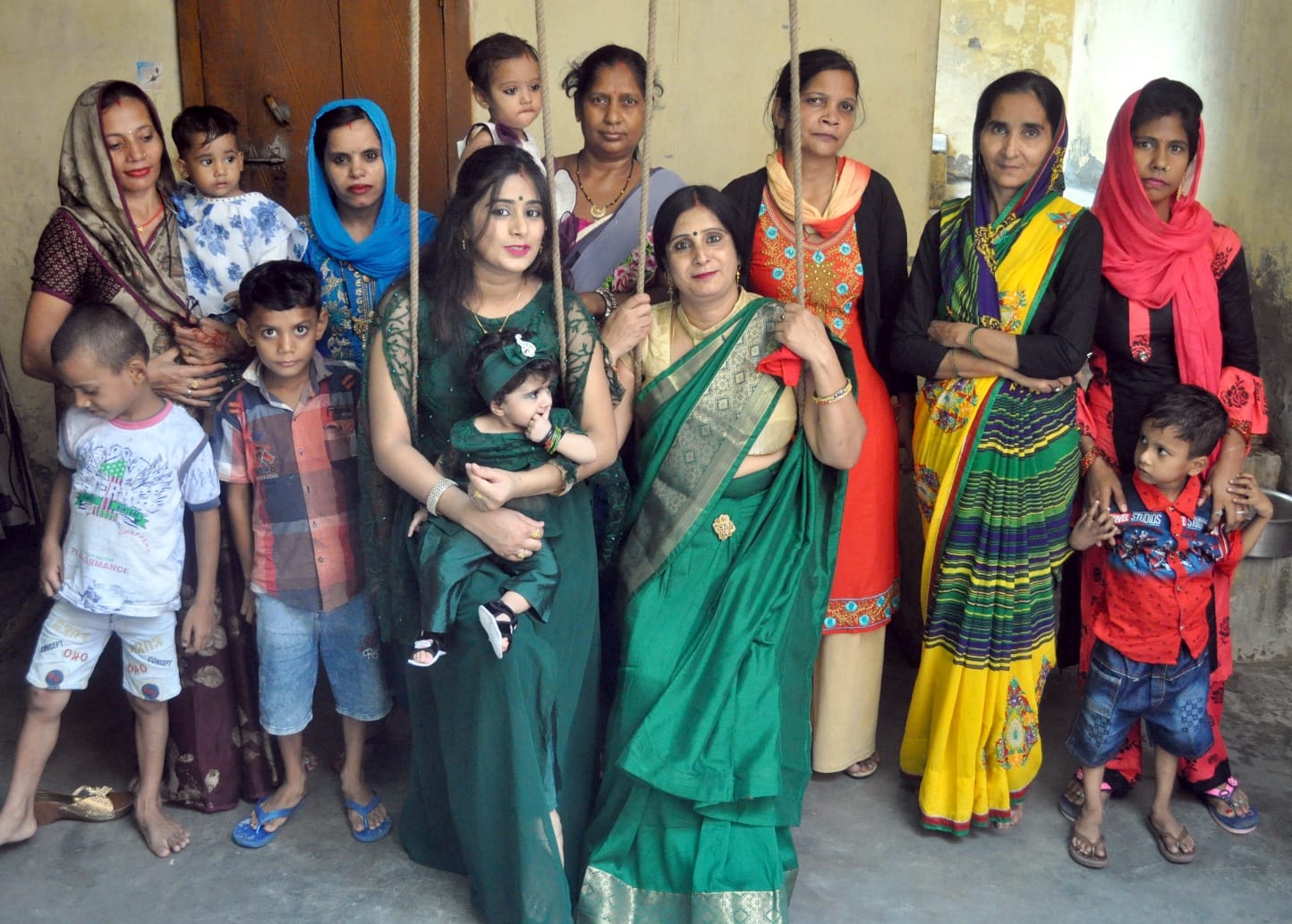 शामली में हरियाली तीज पर झुला झुलती महिलाऐ शामली में हरियाली तीज पर झुला झुलती महिलाऐ