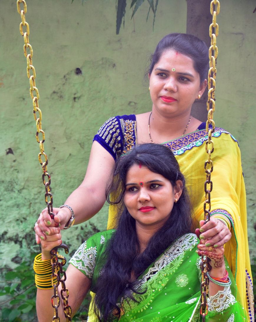 सरकुलर रोड पर तीज पर घरों में झूला झूलती महिलाएं। सरकुलर रोड पर तीज पर घरों में झूला झूलती महिलाएं।