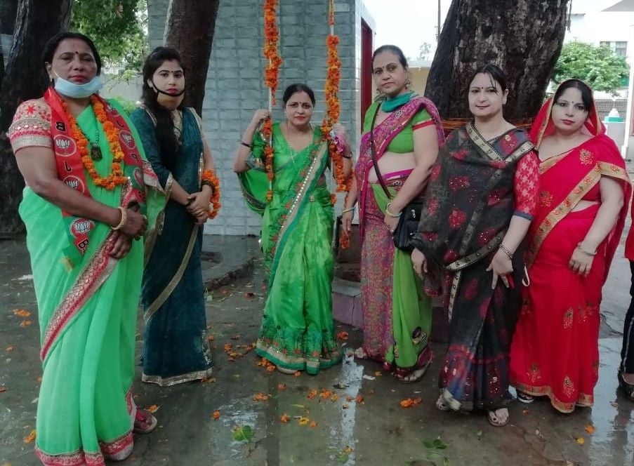 हरियाली तीज पर झूला झूलती महिलाएं। हरियाली तीज पर झूला झूलती महिलाएं।