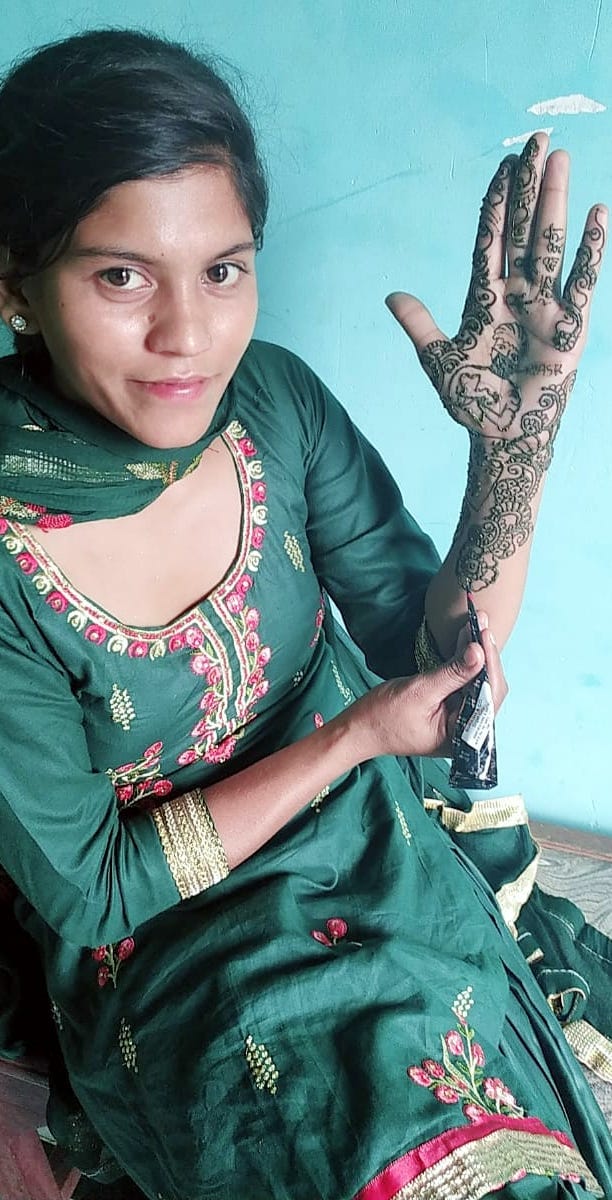 हरियाली तीज पर शामली में हाथों में रची मेहंदी दिखाती युवती। हरियाली तीज पर शामली में हाथों में रची मेहंदी दिखाती युवती।