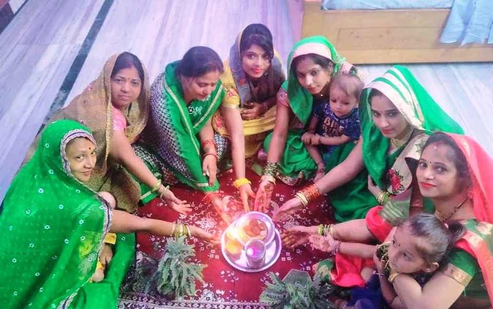 हरियाली तीज पर घर में पूजा करती महिलाएं। हरियाली तीज पर घर में पूजा करती महिलाएं।
