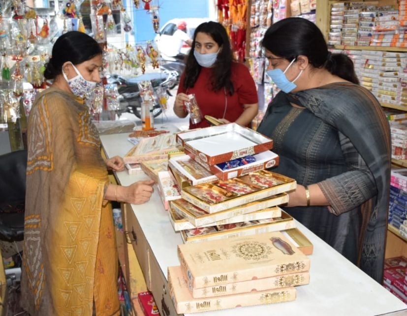 रुद्रपुर सिविल लाइन स्थित दुकान से राखी खरीदतीं महिलाएं। रुद्रपुर सिविल लाइन स्थित दुकान से राखी खरीदतीं महिलाएं।