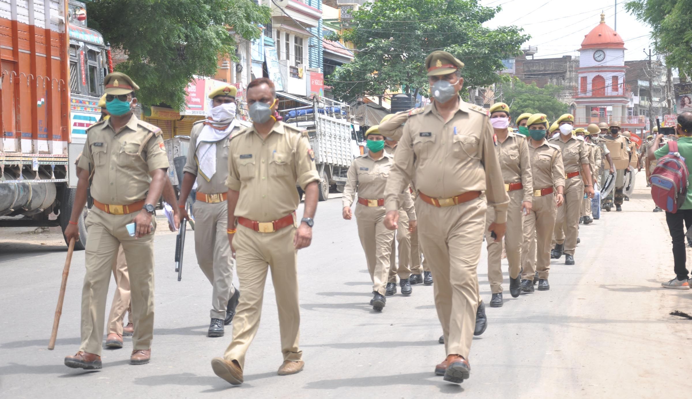 लाक डाउन के दौरान चौक क्षेत्र में पैदल मार्च करते पुलिस अधिकारी। लाक डाउन के दौरान चौक क्षेत्र में पैदल मार्च करते पुलिस अधिकारी।