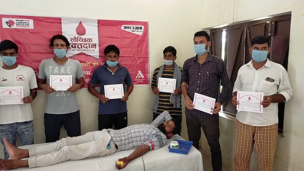 कैंप में रक्तदान करने वाले युवा।