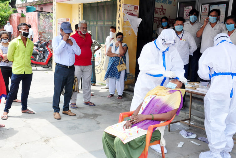 सहारनपुर के श्रीराम चौक स्थित चिकित्सालय कोरोना का टेस्ट कराते परिवार सहारनपुर के श्रीराम चौक स्थित चिकित्सालय कोरोना का टेस्ट कराते परिवार