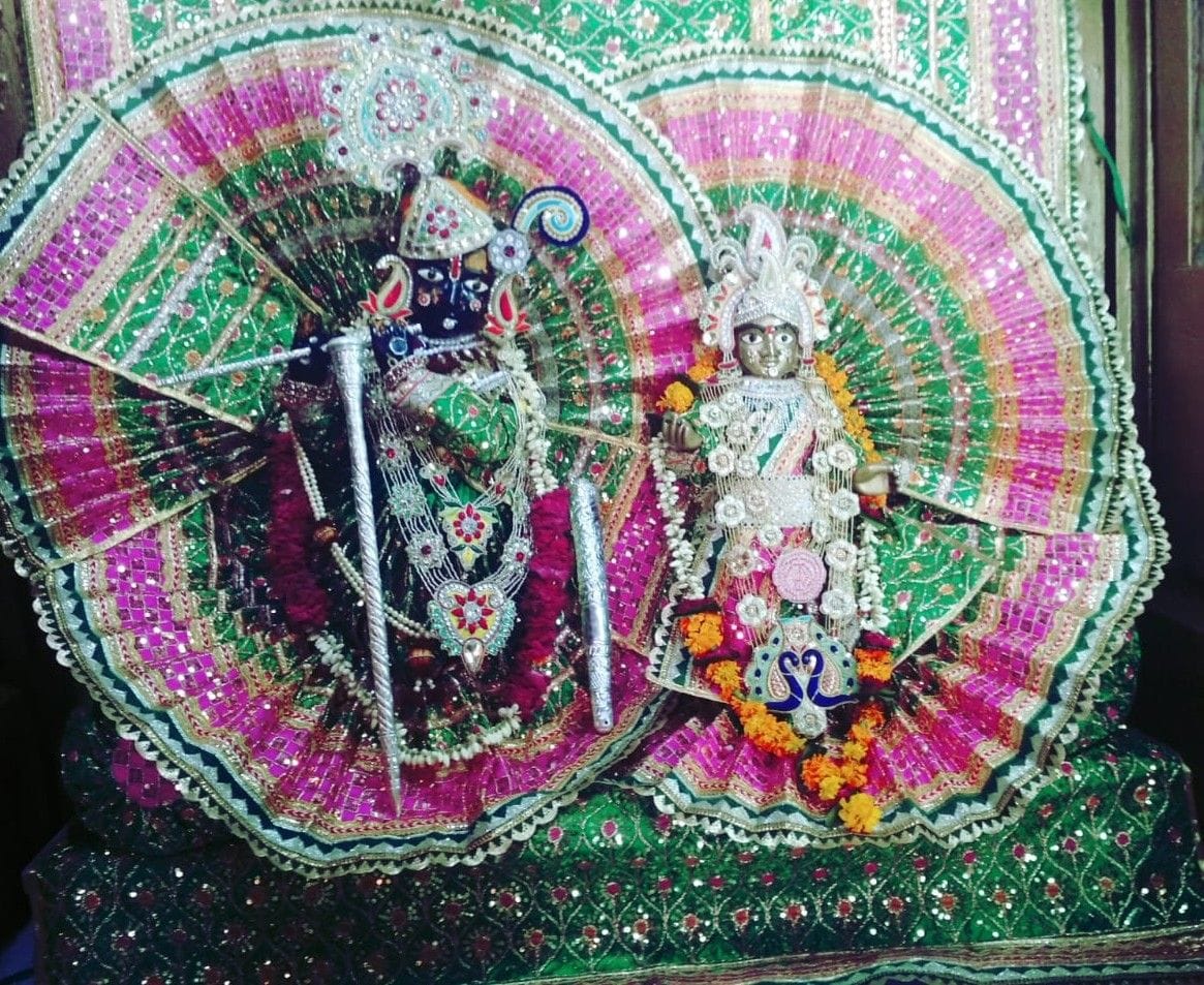 दाऊजी महाराज के मंदिर में सजा दरबार। 