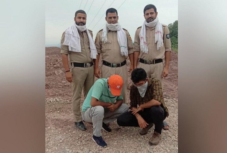 Himachal News : Two youth arrested with charas by police at swarghat bilaspur