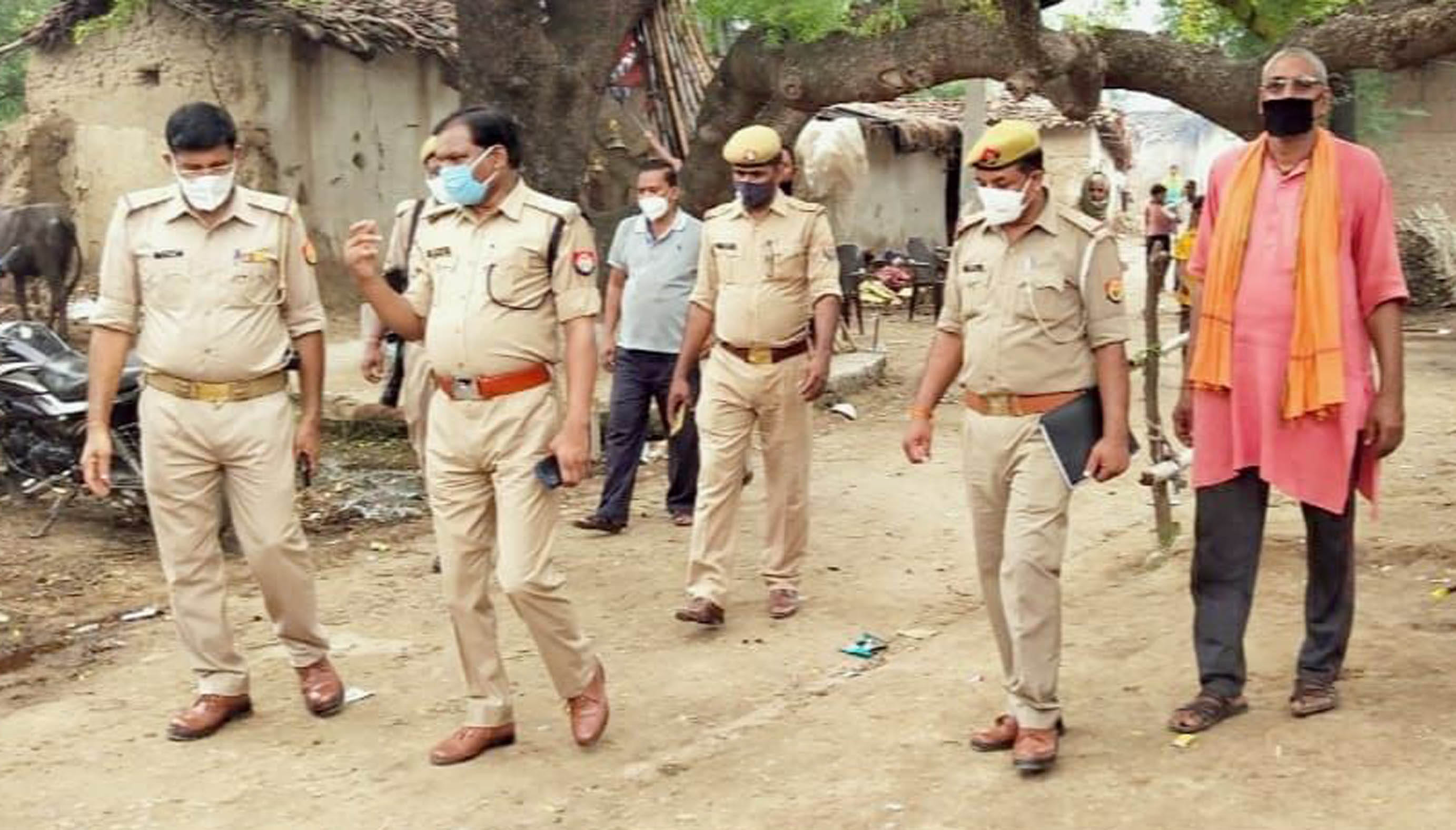 गांव का गश्त करते अतर्रा क्षेत्राधिकारी और थाना प्रभारी। गांव का गश्त करते अतर्रा क्षेत्राधिकारी और थाना प्रभारी।