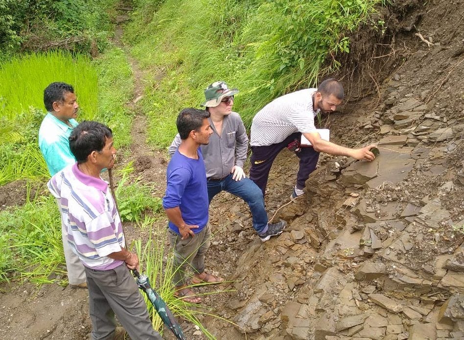 मुनस्यारी के आपदाग्रस्त गांव में जांच करती भू वैज्ञानिकों की की टीम। मुनस्यारी के आपदाग्रस्त गांव में जांच करती भू वैज्ञानिकों की की टीम।