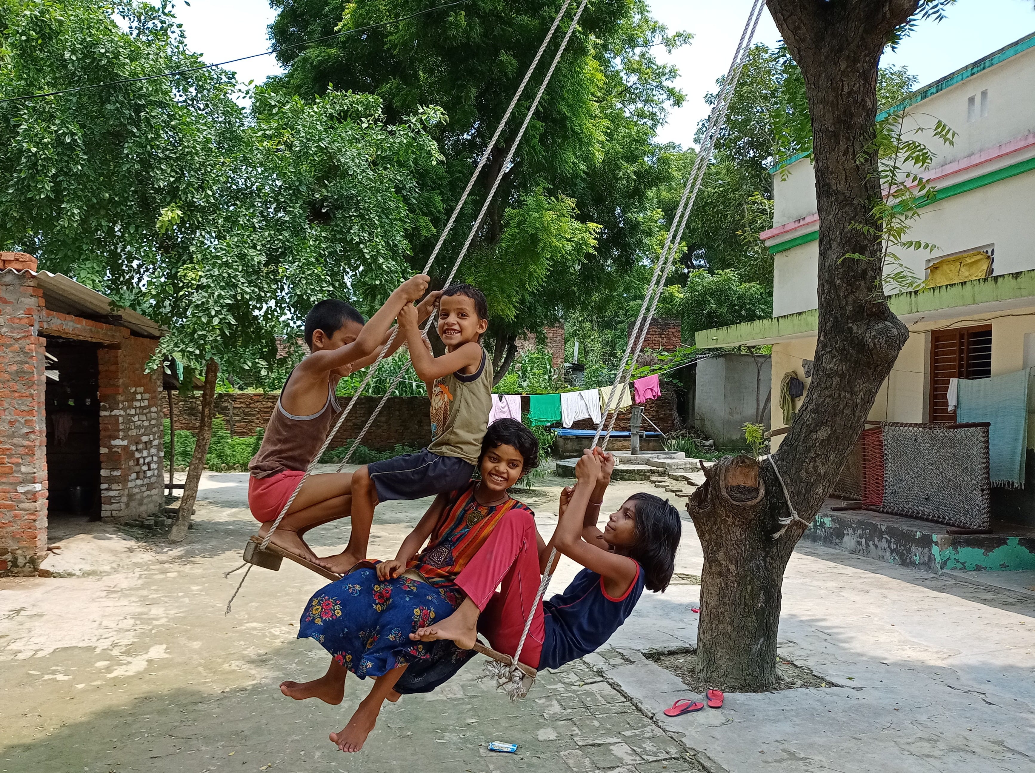 अंबार क्षेत्र में नाग पंचमी के अवसर पर झूले को आनंद लेते बच्चें।