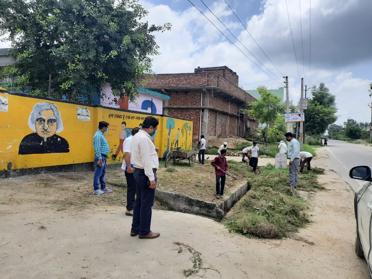 देवबंद की ग्राम पंचायतों में विशेष सफाई अभियान का निरीक्षण करते खंड विकास कार्यालय के अधिकारी