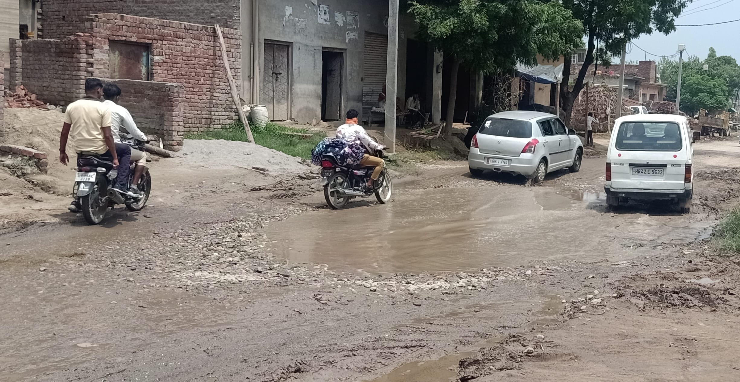 चौसाना बिडौली मार्ग की खस्ताहाल पर गुजरते वाहन चौसाना बिडौली मार्ग की खस्ताहाल पर गुजरते वाहन