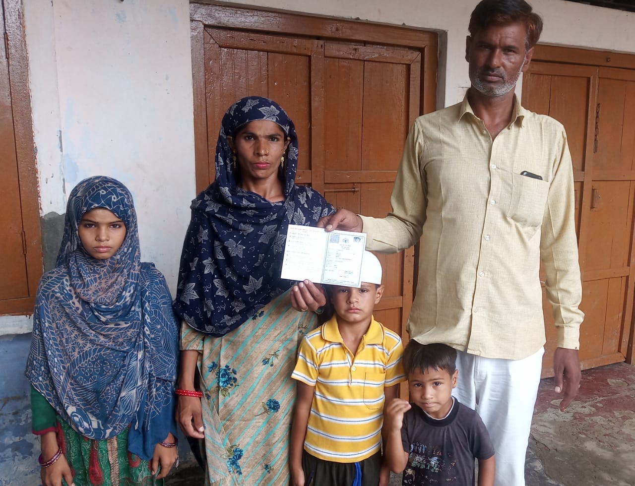 परिवार के साथ राशनकार्ड दिखाता तीतरो के गांव बाल्लू का इरफरान परिवार के साथ राशनकार्ड दिखाता तीतरो के गांव बाल्लू का इरफरान