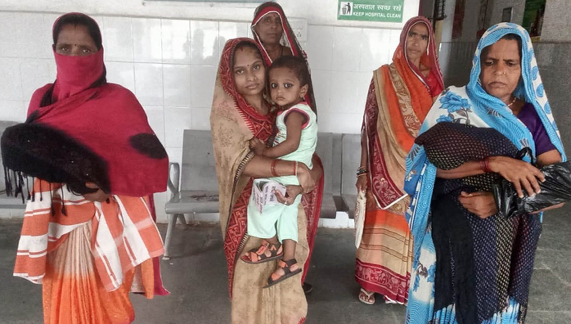 राठ सीएचसी में टीकाकरण न होने की जानकारी देतीं महिलाएं राठ सीएचसी में टीकाकरण न होने की जानकारी देतीं महिलाएं