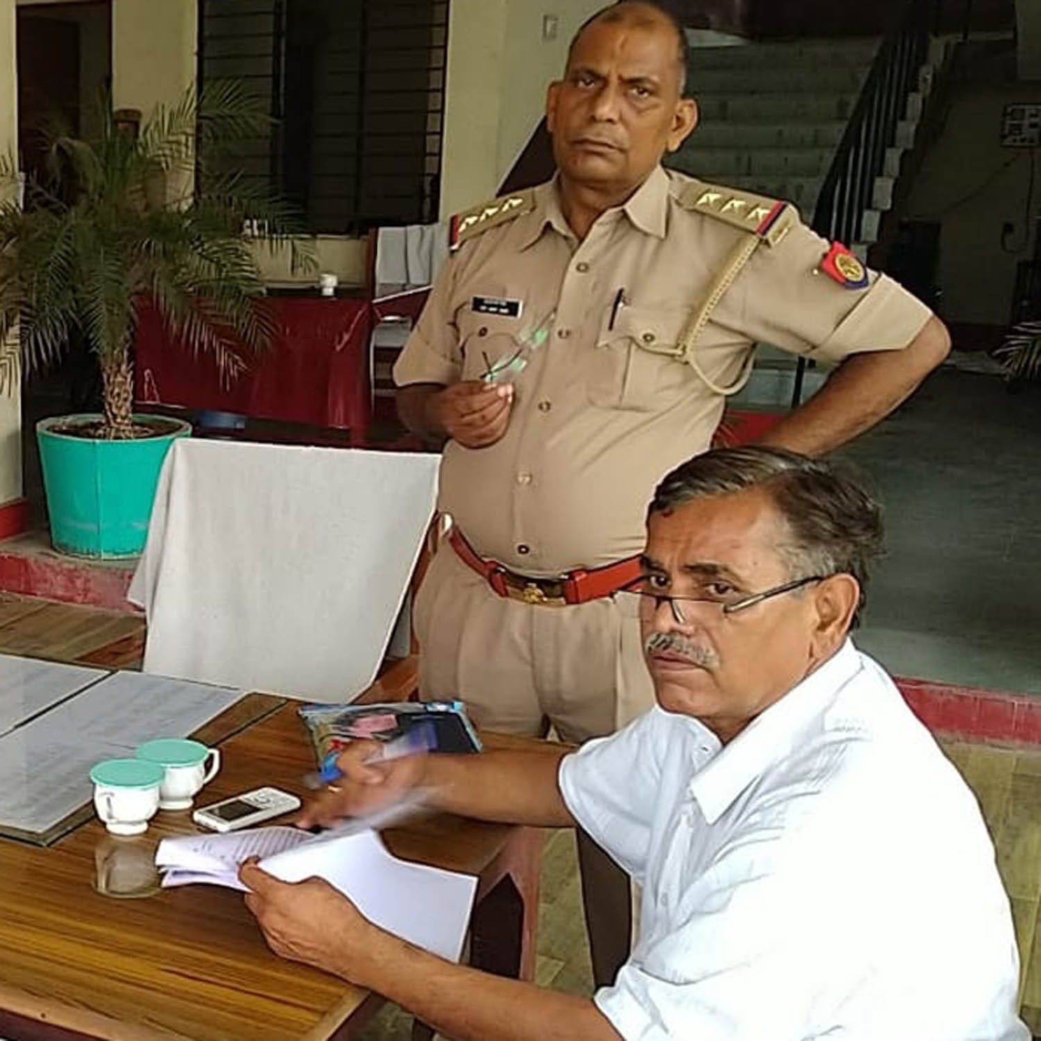 राठ कोतवाली में तहरीर देते अधीक्षक डॉ आरके कटियार राठ कोतवाली में तहरीर देते अधीक्षक डॉ आरके कटियार