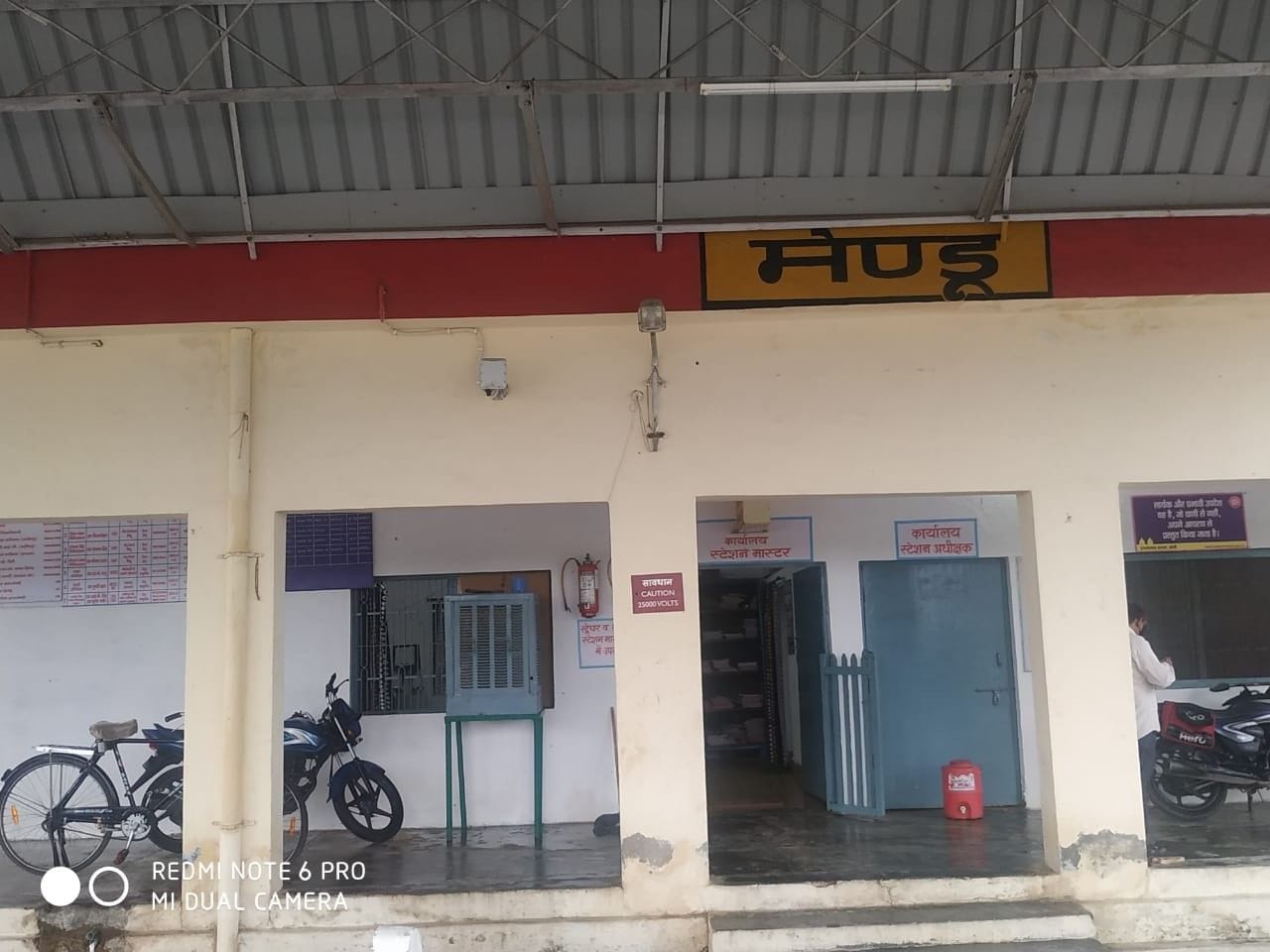 कोरोना संक्रमित मिलने के बाद स्टेशन पर पसरा सन्नाटा। कोरोना संक्रमित मिलने के बाद स्टेशन पर पसरा सन्नाटा।